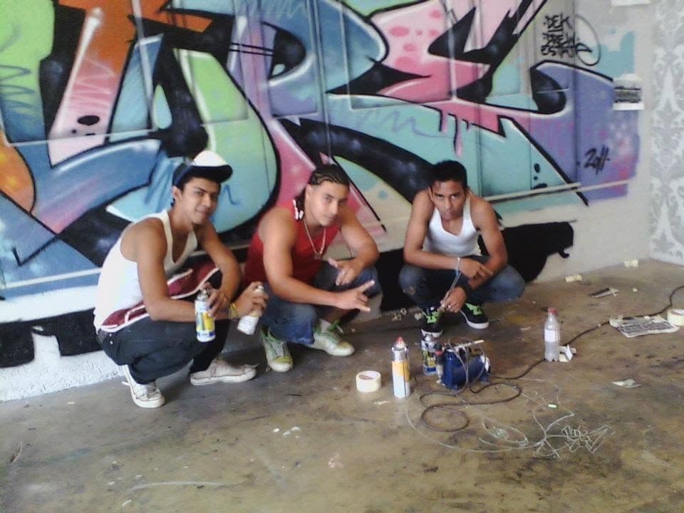 Alvir working with an airbrush team in Estelí, Nicaragua.